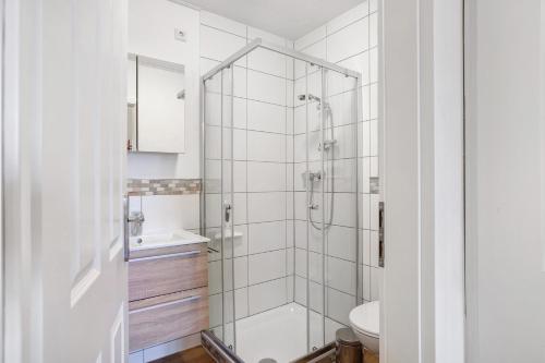 a bathroom with a shower and a toilet and a sink at Fereinwohnung am Marktplatz in Warendorf