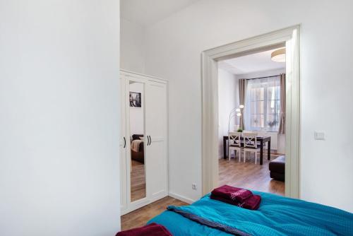 a bedroom with a blue bed and a mirror at Fereinwohnung am Marktplatz in Warendorf