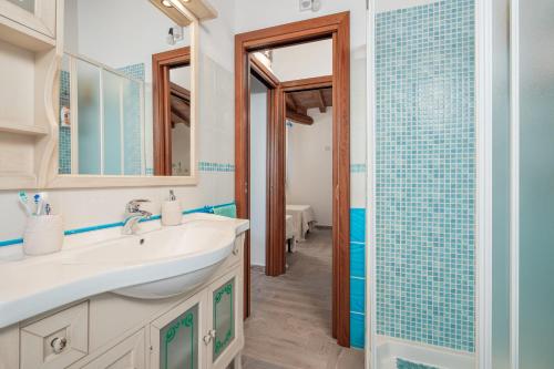 a bathroom with a sink and a shower at Appartamento Zeus in Tanaunella