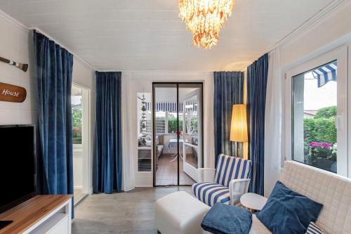 a living room with a couch and a chandelier at Ruheoase Kummerower See in Kummerow