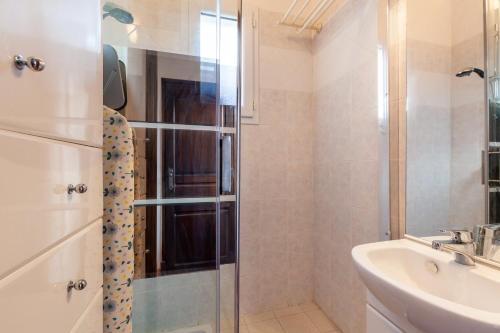 a bathroom with a shower and a sink at Appart Côte bleue avec jardin in Martigues