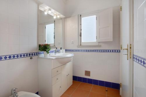 a bathroom with a sink and a toilet at Páteo da Várzea 3 in Colares