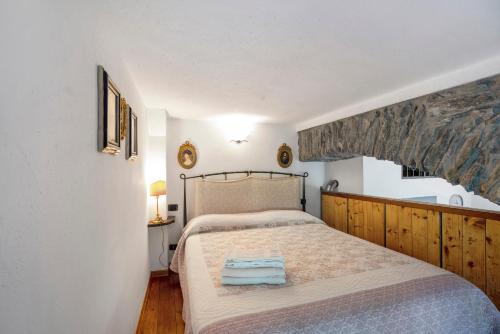 a bedroom with a bed with two towels on it at Appartamento Aurora in Corniglia