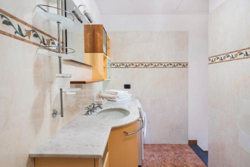 a bathroom with a sink and a mirror at Appartamento Aurora in Corniglia