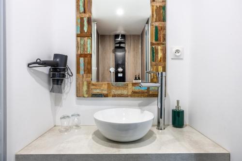 a bathroom with a bowl sink and a mirror at Chambres d'hôtes Le Boiziller in Saint-Michel-Mont-Mercure