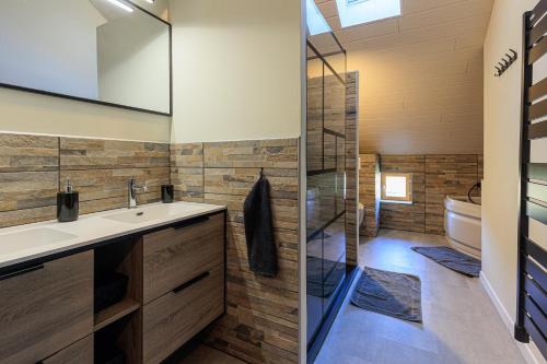 a bathroom with a sink and a shower at Cuicui les p'tits oiseaux in Lesperon