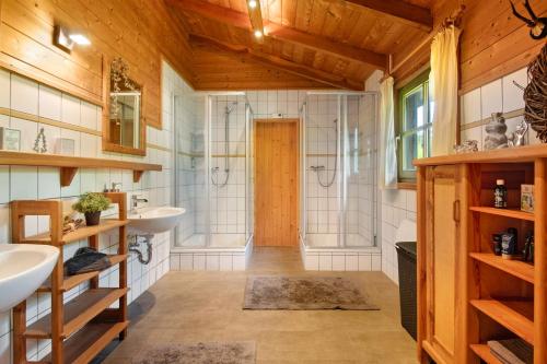 a bathroom with two sinks and a shower at Pröllerhütte in Grün