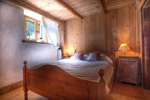 Llit o llits en una habitació de Ferme de Faustine - piscine