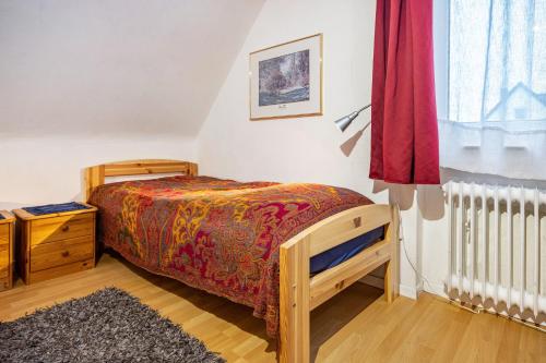 a bedroom with a bed and a window at Freundliche Ferienwohnung in Lemgo in Lemgo