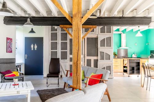 a living room with blue and green walls at L'Erdre au moulin in Joué-sur-Erdre