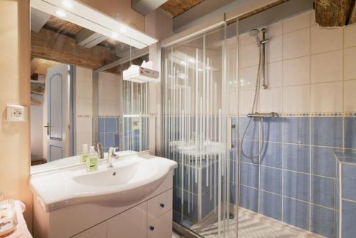 a bathroom with a sink and a shower at Ker Cado - Chambre d'hôtes in Mauron