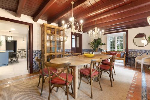 a dining room with a wooden table and chairs at Quinta do Coração de Jesus in Sintra