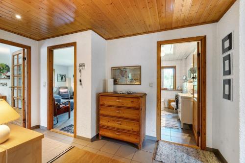 a living room with a wooden ceiling at Ferienhaus Dollrott in Süderbrarup