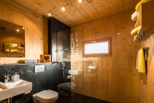 a bathroom with a toilet and a sink and a mirror at Ferienwohnungen Winzerhof Keller in Auggen