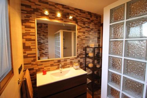 a bathroom with a sink and a mirror at Casa Bellavistas in Vejer de la Frontera