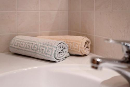 a towel sitting on a bathroom counter next to a sink at Appartement Egart 3 in Resia