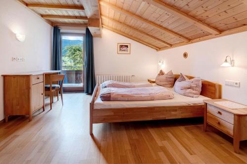 a bedroom with a bed and a desk in it at Appartement Egart 3 in Resia