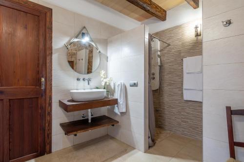 a bathroom with a sink and a mirror at Cas Mercader in Algaida