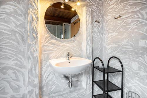 a bathroom with a sink and a mirror at Feriendomizil Fliedereck in Malchin