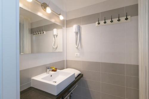 a bathroom with a sink and a mirror at Il Nazareno - Il Gheppio in Cecina