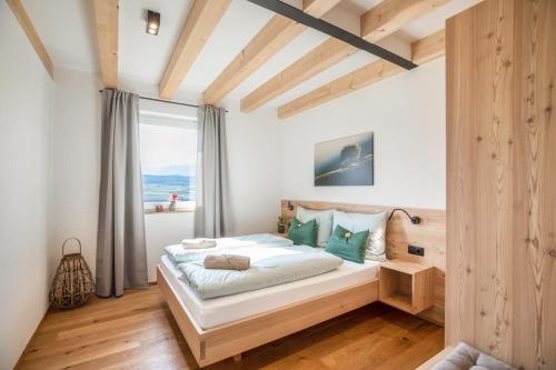a bedroom with a bed in a room with a window at Meine Bleibe Apartment Olive in Appiano sulla Strada del Vino