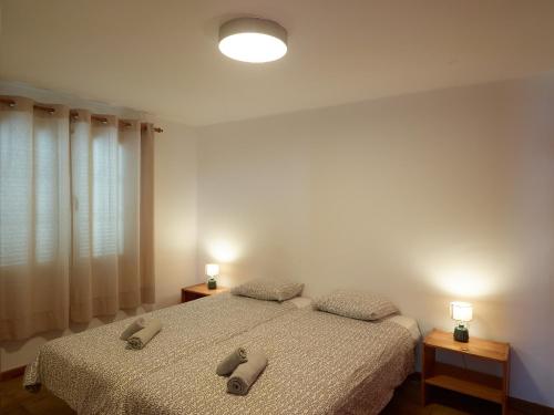 two beds in a bedroom with two lamps on them at Finca La Calerita B in Uga