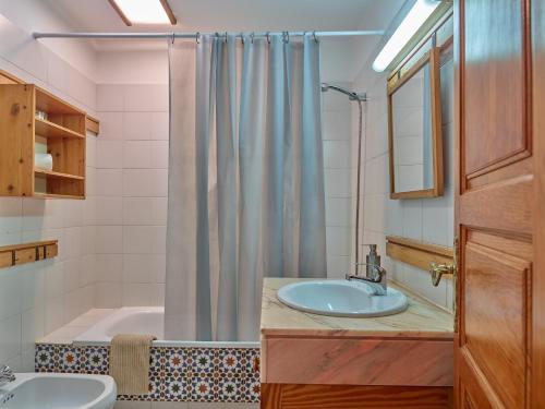 a bathroom with a sink and a tub and a shower at Finca La Calerita B in Uga