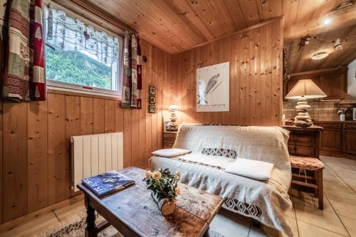 サン・ジャン・ドルプにあるChalet Ermenaのベッドとテーブルと窓のある部屋