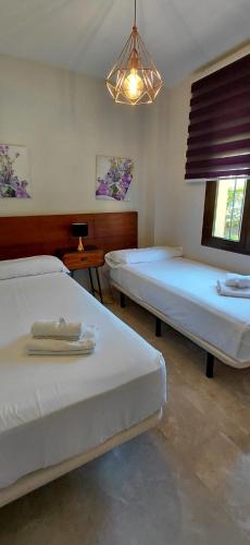 Apartamento de tres dormitorios muy espacioso con jardines y piscinas