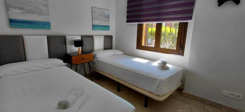 Apartamento de tres dormitorios muy espacioso con jardines y piscinas