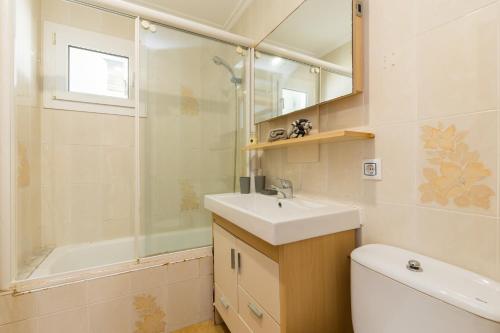 a bathroom with a sink and a shower and a toilet at 5ª Avenida in S'Algar