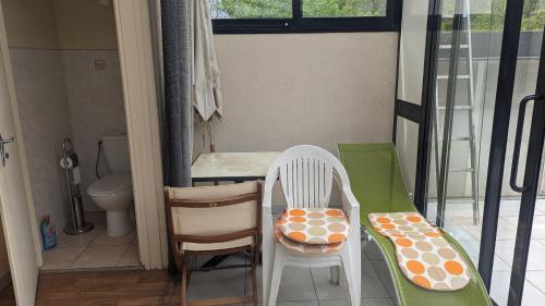 a small bathroom with two chairs and a table at Appartement rochenoir in Saint-Jean-de-Maurienne