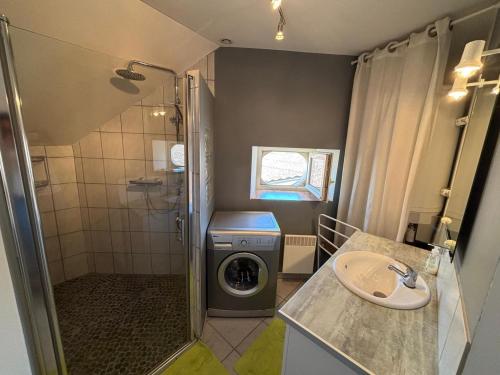 a bathroom with a washing machine and a sink at Gîte De La Petite Croix Blanche in Les Riceys