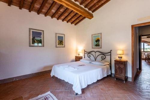 a bedroom with a white bed in a room at Agriturismo Paugnano in Radicondoli