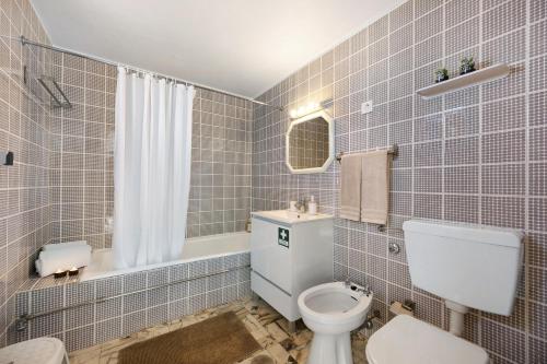 a bathroom with a toilet and a sink at Casa da Torralta in Alvor