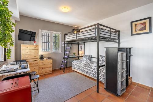 a bedroom with a bunk bed and a desk at Estudio bsg Sierra Nevada in Sierra Nevada