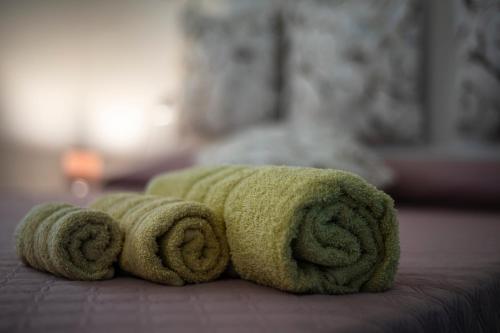a towel with three coils on a bed at Prima Luce in SantʼAnna Arresi