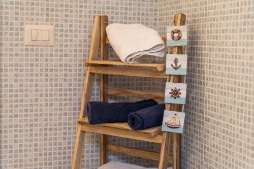 a bunk bed in a bathroom with blue towels at Frisaia F3 in Isola Rossa