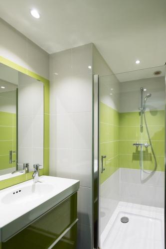 a bathroom with a sink and a shower at Village Beauséjour - Rêves de mer in Le Conquet