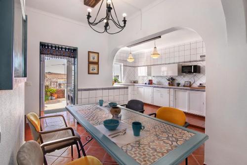 a kitchen with a table and chairs in a room at Casa Terracota in Silves
