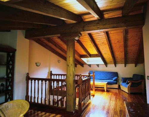 a living room with a couch and a wooden ceiling at Juderia I in Oña