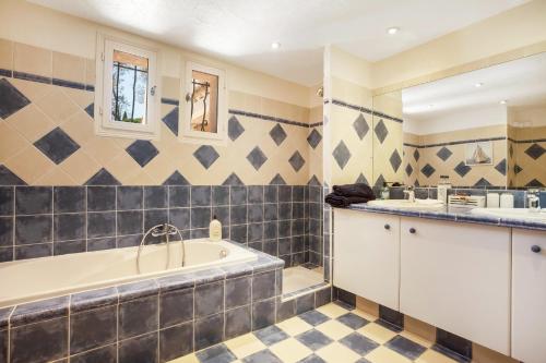 a bathroom with a tub and a sink at Maison - La Lieutenante in Puget-sur-Argens
