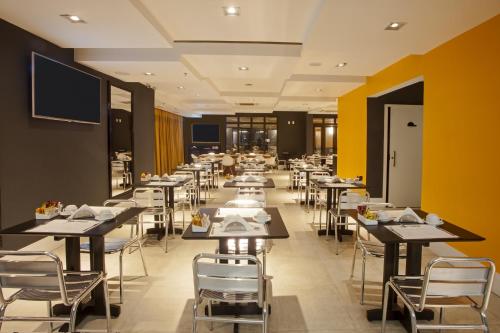 a dining room filled with tables and chairs at ibis Styles Rio de Janeiro Botafogo in Rio de Janeiro