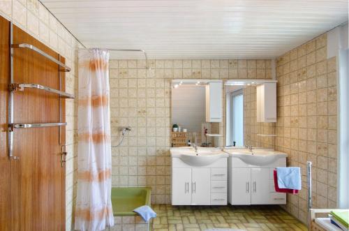 a bathroom with two sinks and a shower at Ferienhaus Gerda Wohnung 2 in Westochtersum