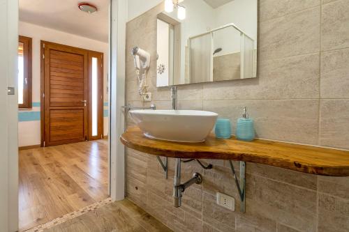a bathroom with a sink and a mirror at Holiday Cala Sant'andrea in Stintino