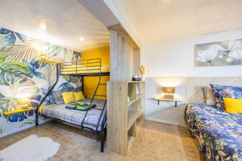 a bedroom with a bunk bed and a bunk bedouble at Chambres d'hôtes Le Boiziller in Saint-Michel-Mont-Mercure