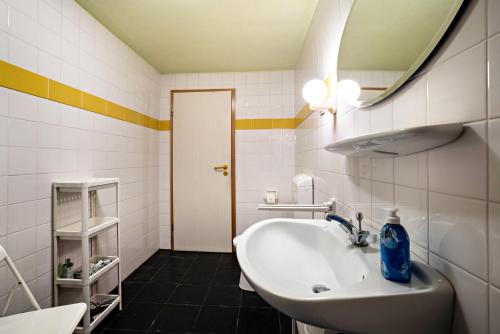 a white bathroom with a sink and a mirror at Ferienwohnung Reet op de Eck in Bargenstedt