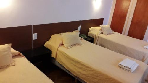 Ένα ή περισσότερα κρεβάτια σε δωμάτιο στο Hotel Regidor