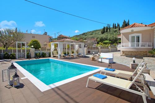 Piscina a Villa Chrysoula o a prop