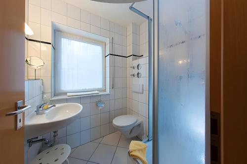 a bathroom with a toilet and a sink and a shower at Ferienwohnung Tannenblick 3-2-3-3 in Oberhof